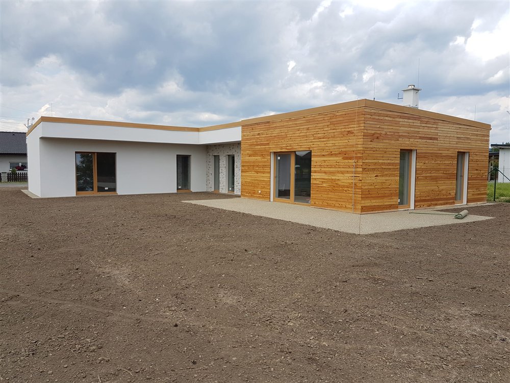 Moderní bungalov s plochou střechou a dřevěným obkladem
